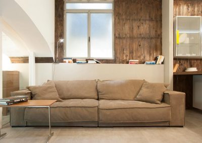 Divano Budapest soft Baxter di Paola Navone con rivestimento in pelle a cuciture a filo vivo