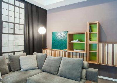 Spazio living Minotti, carta da parati Wall&decò, composizione sospesa Morelato
