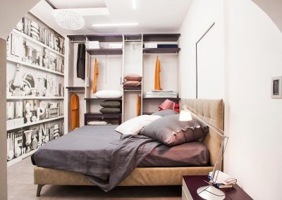 Ambientazione letto Oggioni in ecopelle effetto Nabuk