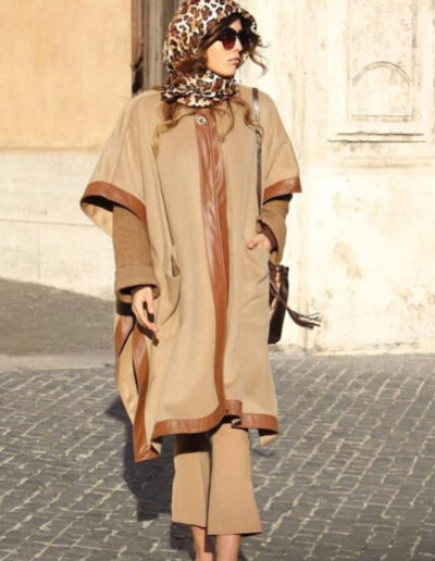 Poncho Gigi in tessuto color cammello profilata in nappa color cuoio